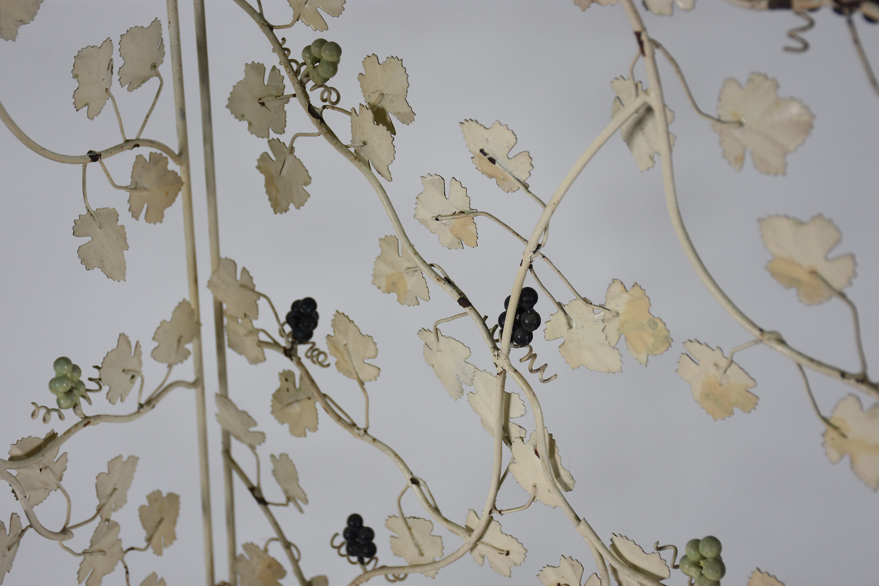 Biombo com folhas de parreira e cachos de uvas de metal pintado com 4... - foto 4 de 4