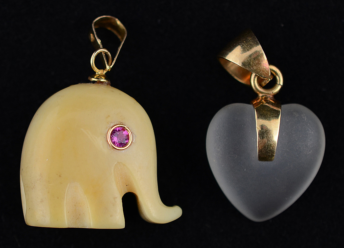 Dois pendentes, sendo um elefante em marfim com detalhes com pedras...