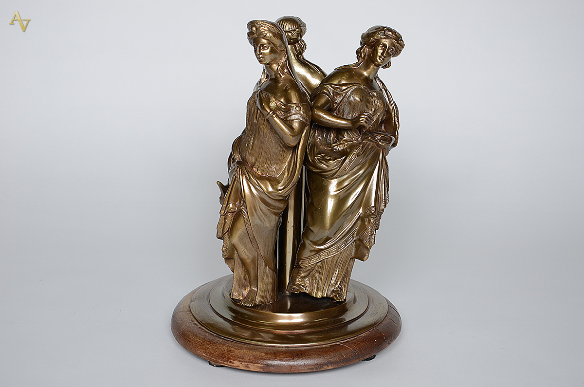 Escultura em bronze representando Três Graças. Altura total 35 cm. - foto 1 de 2