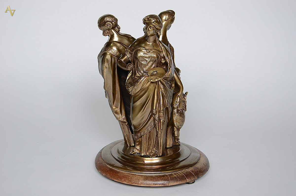 Escultura em bronze representando Três Graças. Altura total 35 cm. - foto 2 de 2