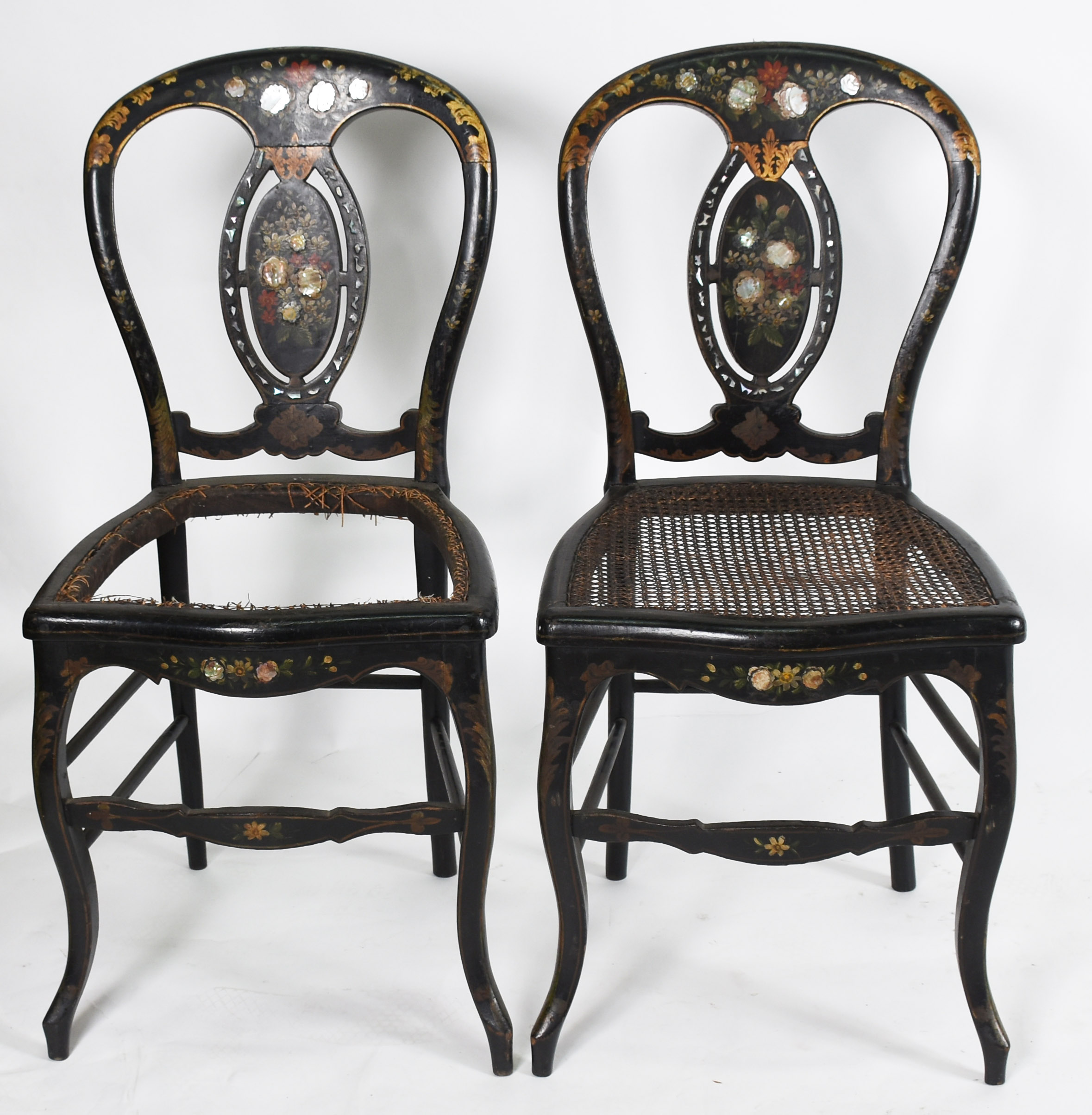 Par de cadeiras estilo veneziano, com resquícios de lacca negra com... - foto 2 de 4