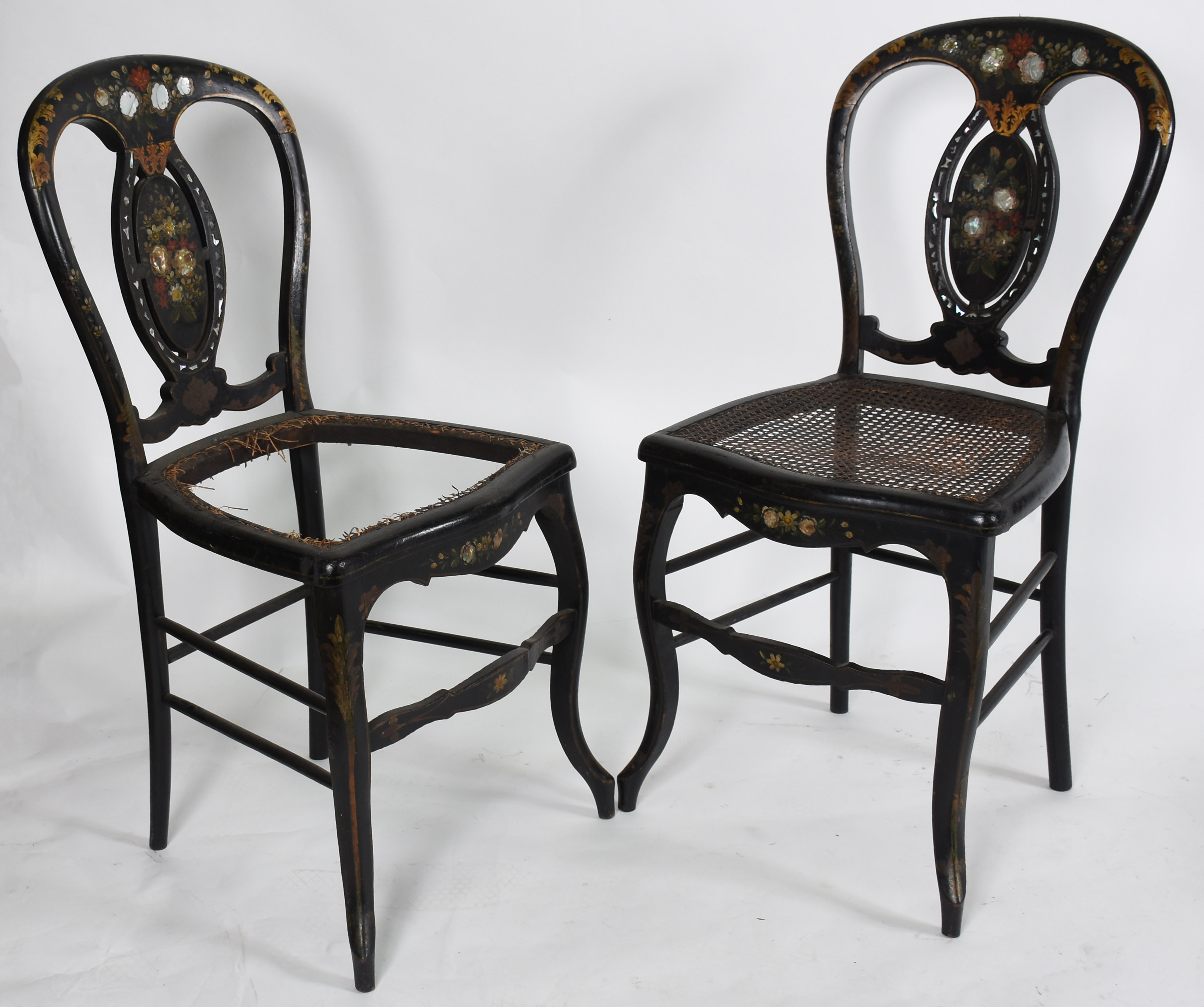 Par de cadeiras estilo veneziano, com resquícios de lacca negra com... - foto 1 de 4