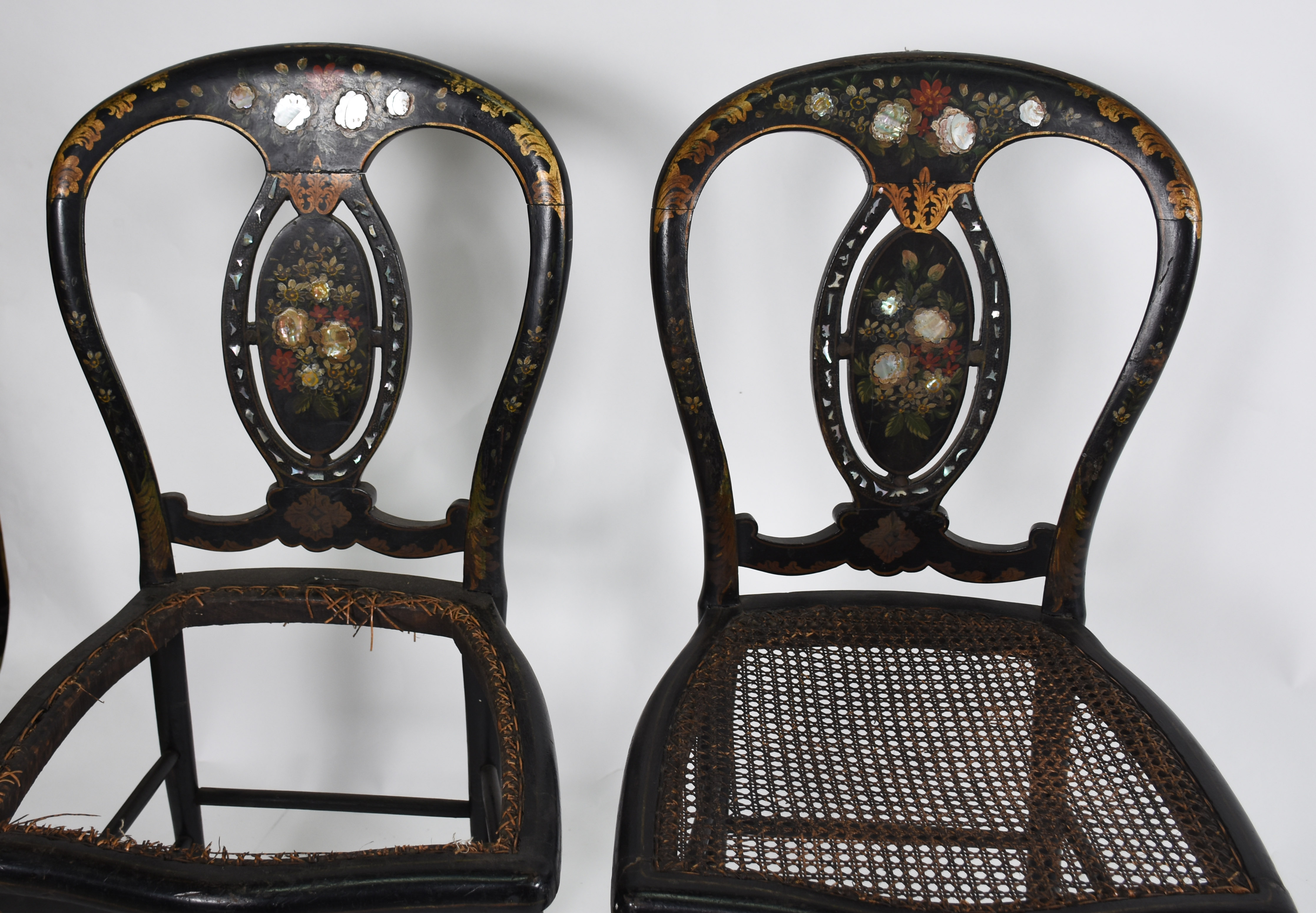 Par de cadeiras estilo veneziano, com resquícios de lacca negra com... - foto 3 de 4