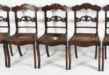 Conjunto com cinco cadeiras de madeira nobre pa... - Conjunto com cinco cadeiras de madeira nobre para mesa de jantar, assentos de palhinha (rasgados) e encostos tendo traves centrais com vazados e...