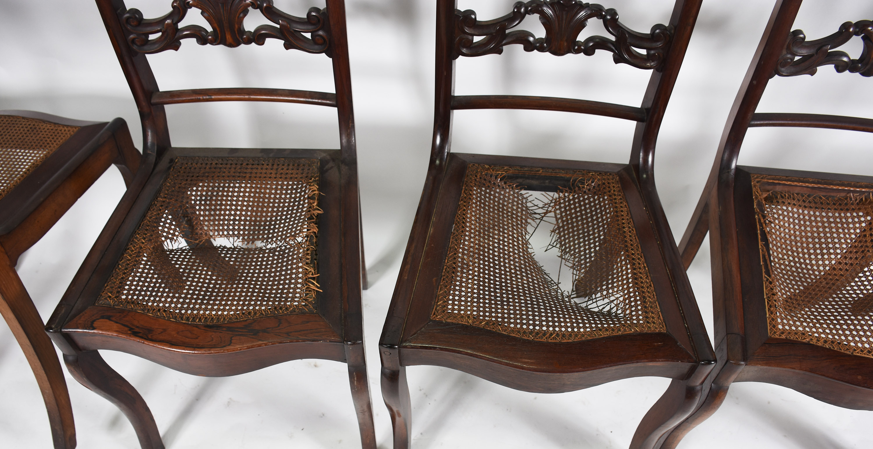 Conjunto com cinco cadeiras de madeira nobre para mesa de jantar... - foto 2 de 4