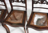 Conjunto com cinco cadeiras de madeira nobre pa... - Conjunto com cinco cadeiras de madeira nobre para mesa de jantar, assentos de palhinha (rasgados) e encostos tendo traves centrais com vazados e...