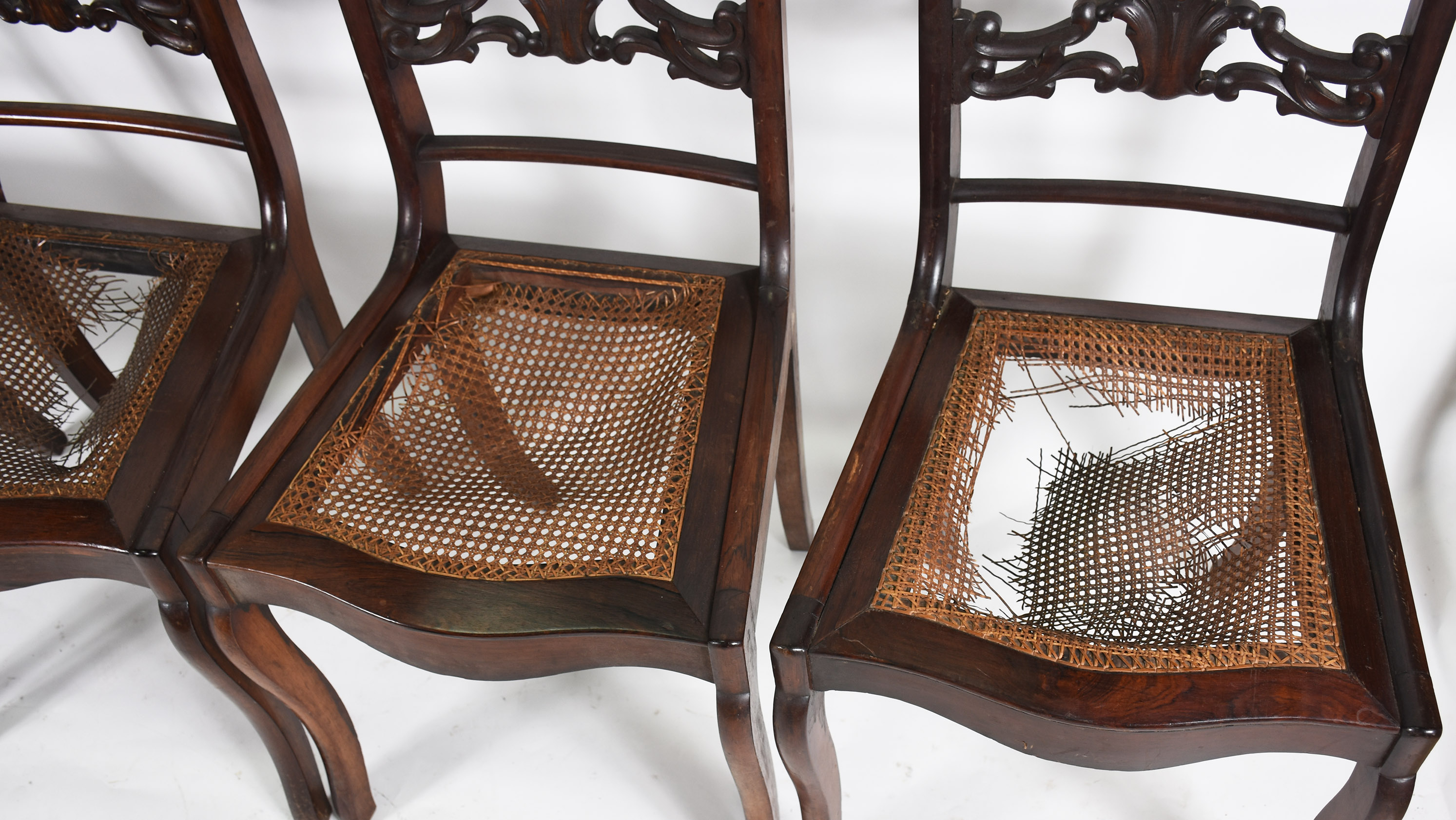 Conjunto com cinco cadeiras de madeira nobre para mesa de jantar... - foto 3 de 4