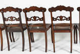Conjunto com cinco cadeiras de madeira nobre pa... - Conjunto com cinco cadeiras de madeira nobre para mesa de jantar, assentos de palhinha (rasgados) e encostos tendo traves centrais com vazados e...