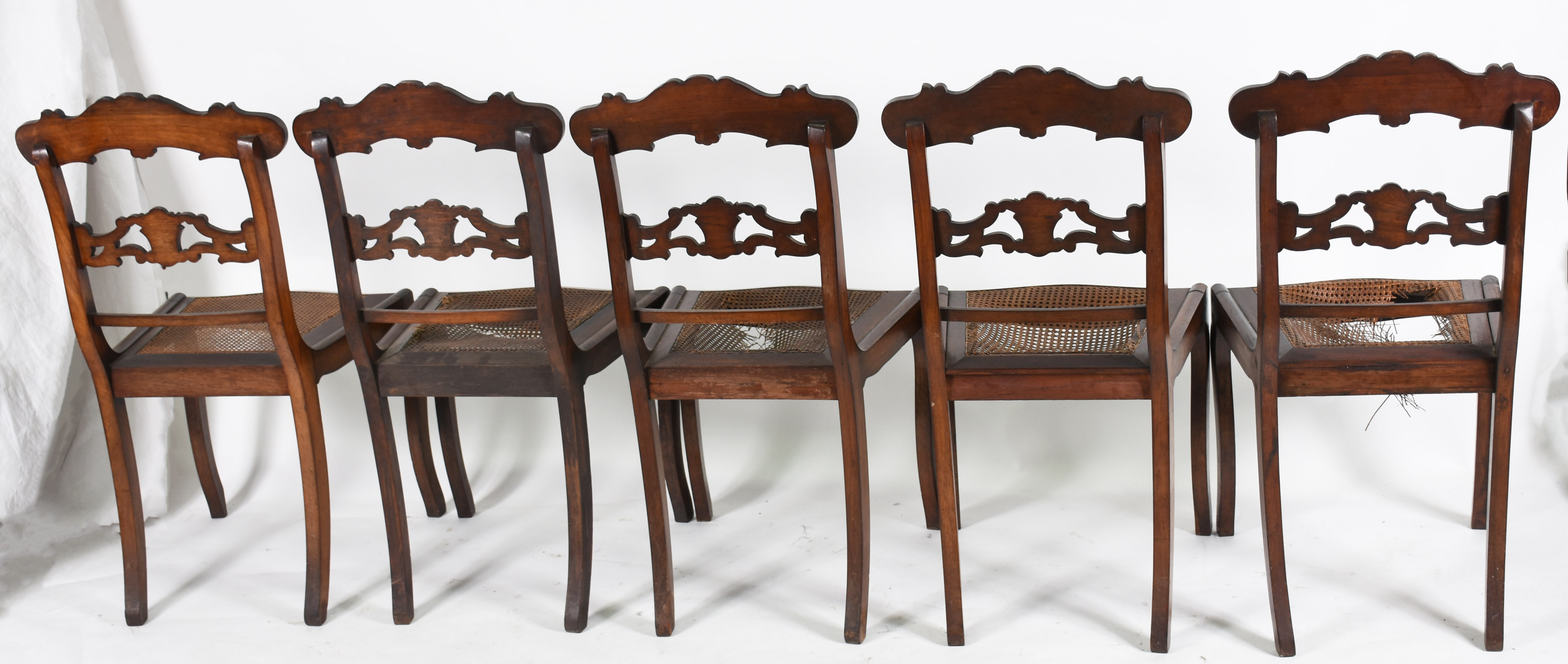Conjunto com cinco cadeiras de madeira nobre para mesa de jantar... - foto 4 de 4