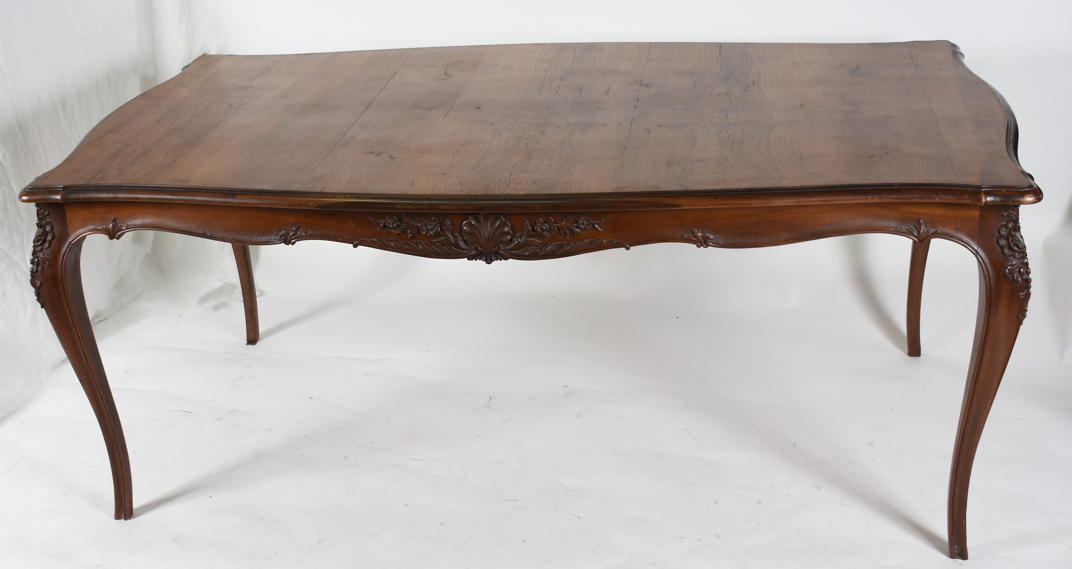 Mesa de jantar de madeira nobre, quatro pernas ligeiramente arqueadas... - foto 1 de 3