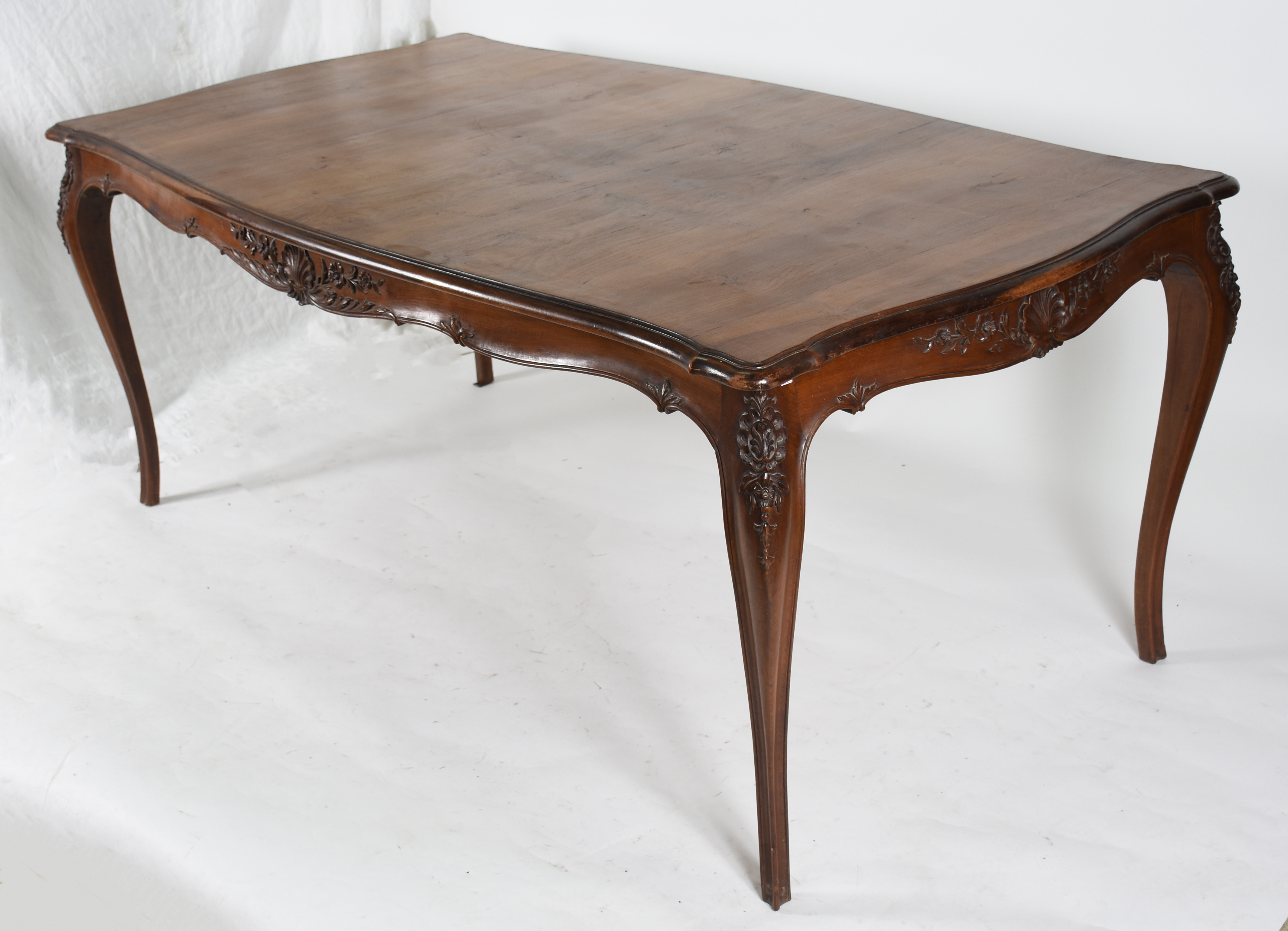 Mesa de jantar de madeira nobre, quatro pernas ligeiramente arqueadas... - foto 2 de 3