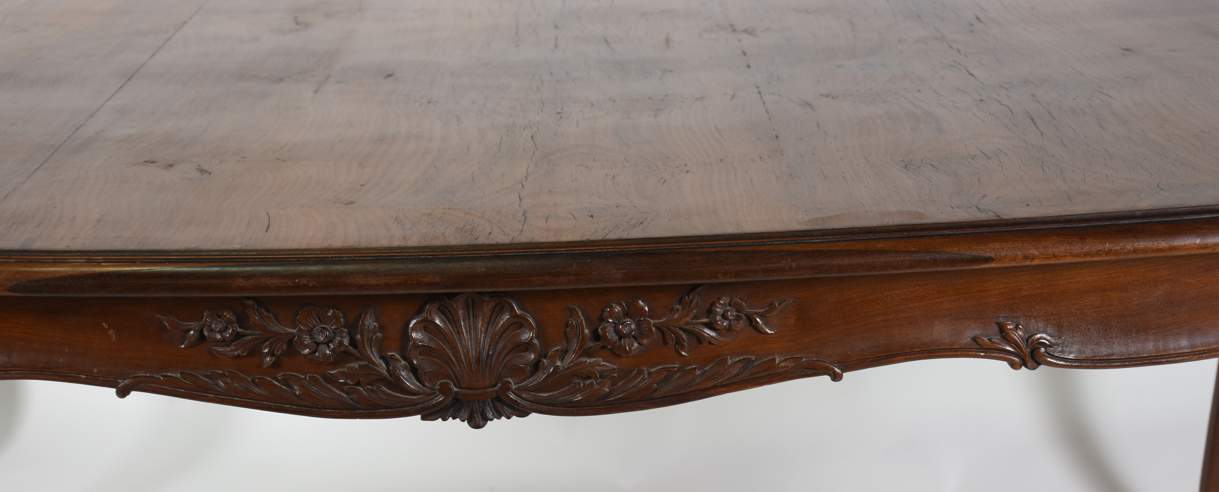 Mesa de jantar de madeira nobre, quatro pernas ligeiramente arqueadas... - foto 3 de 3