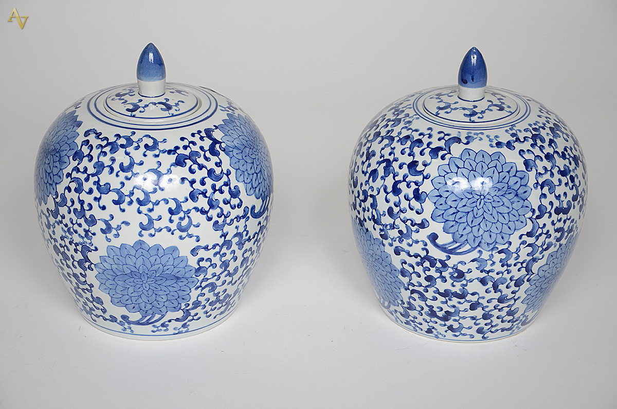 Par de potiches de porcelana nas cores azul e branco. Altura 30 cm.