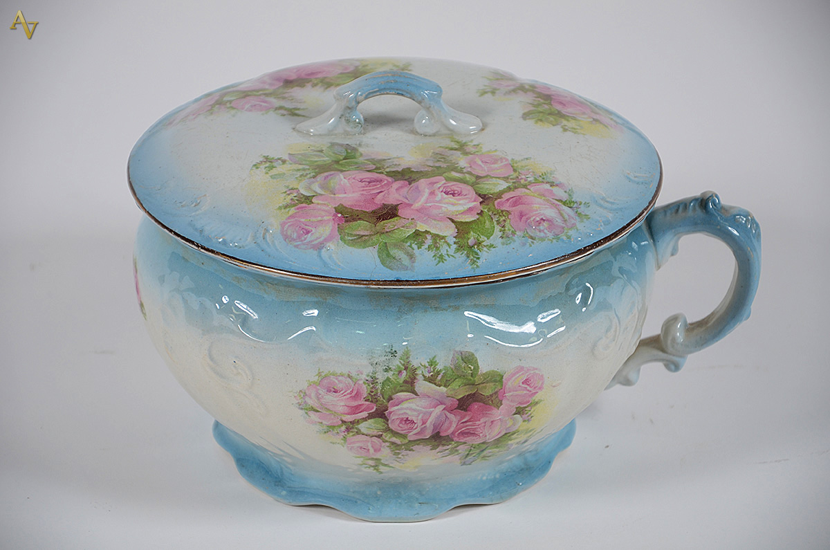 Vaso noturno de faiança. Altura 17 cm e diâmetro 23 cm.