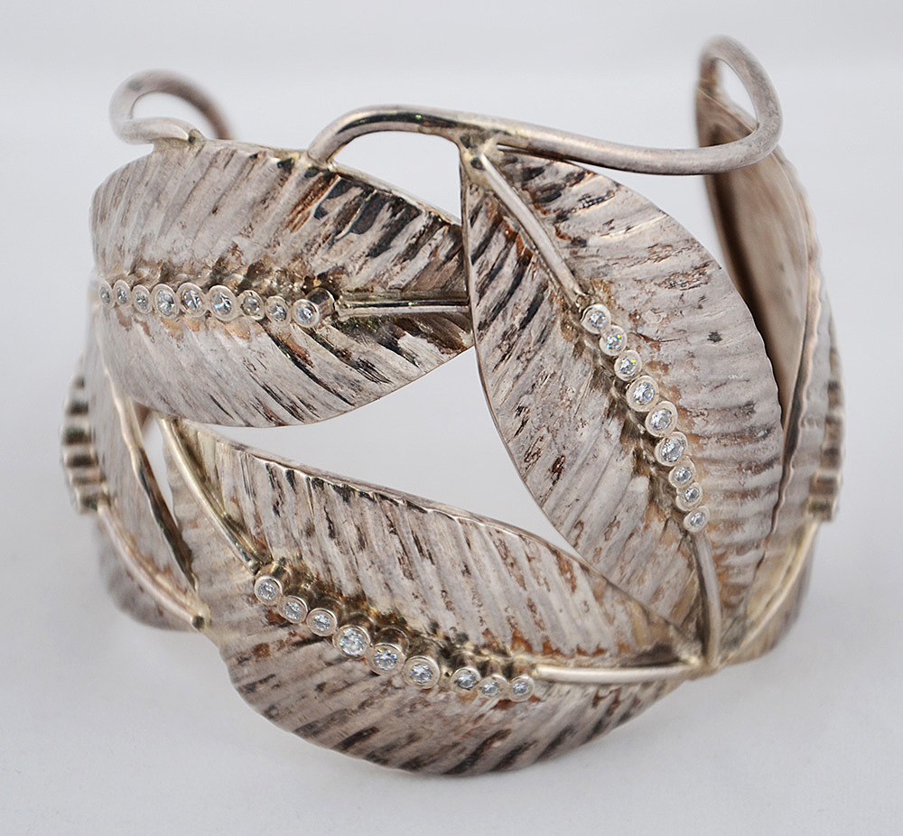 Pulseira de prata em forma de folhas modelo bracelete. Peso total...