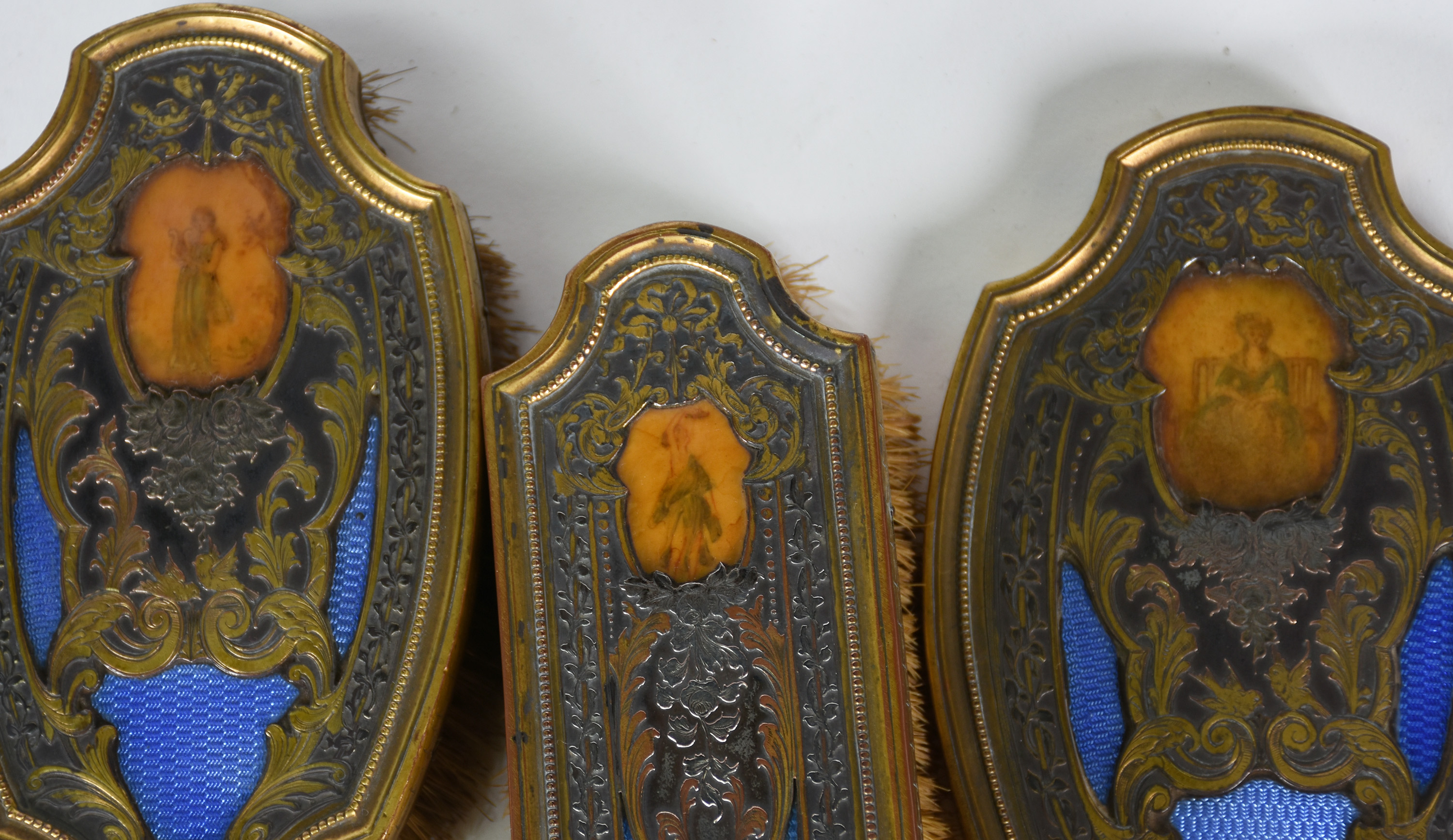 Jogo para toillete de bronze trabalhado e detalhes com figuras... - foto 2 de 3