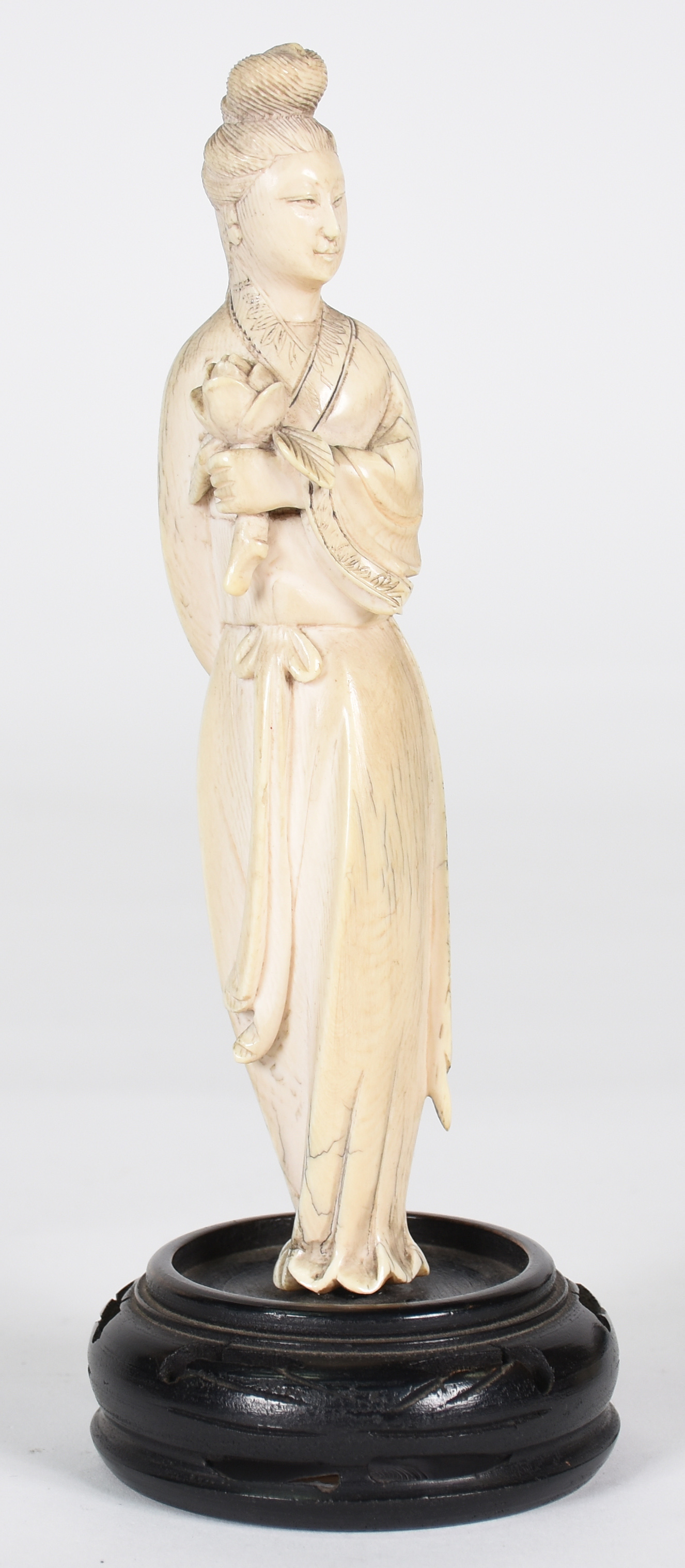 Estatueta de marfim representando Gueixa .( selo vermelho)( medida... - foto 1 de 4
