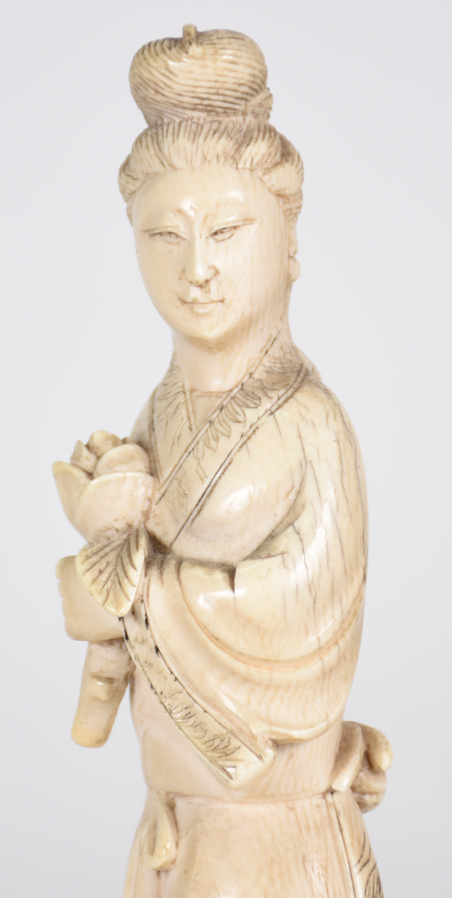 Estatueta de marfim representando Gueixa .( selo vermelho)( medida... - foto 2 de 4