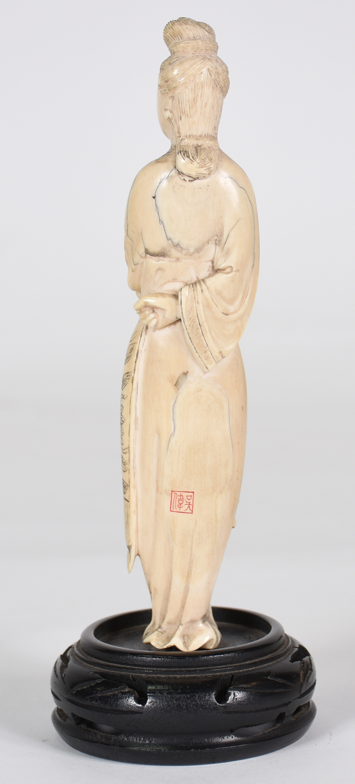 Estatueta de marfim representando Gueixa .( selo vermelho)( medida... - foto 3 de 4