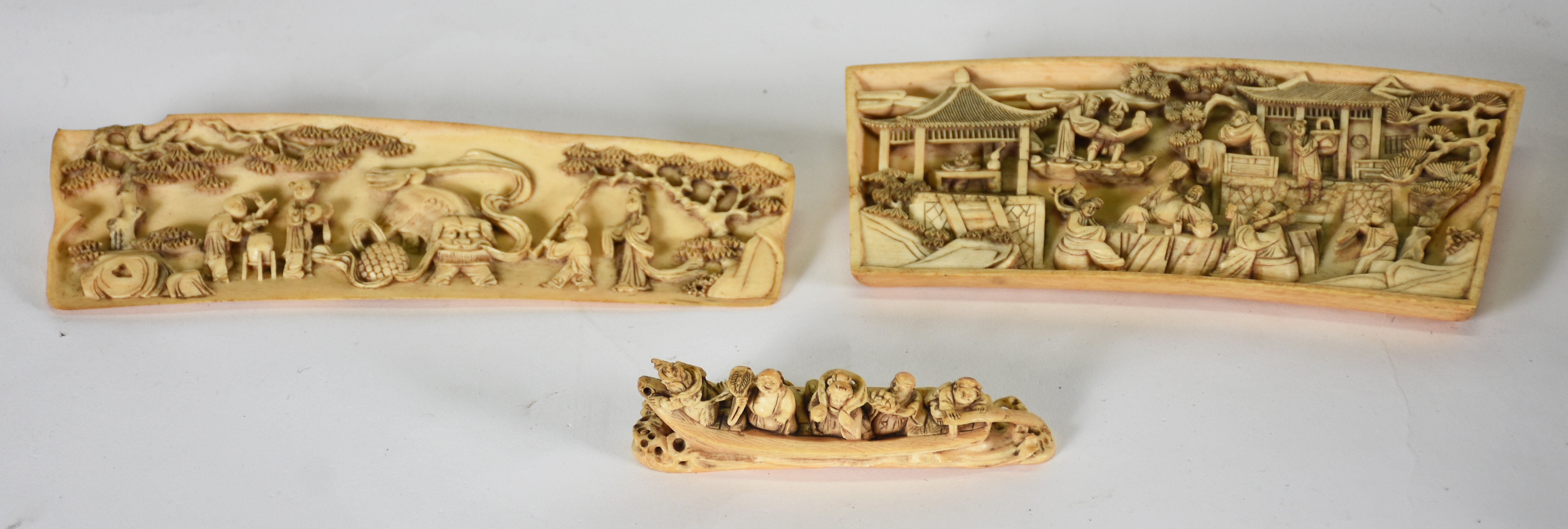 Três peças de marfim, sendo 2 placas e barco com figuras ( pequeno... - foto 1 de 6