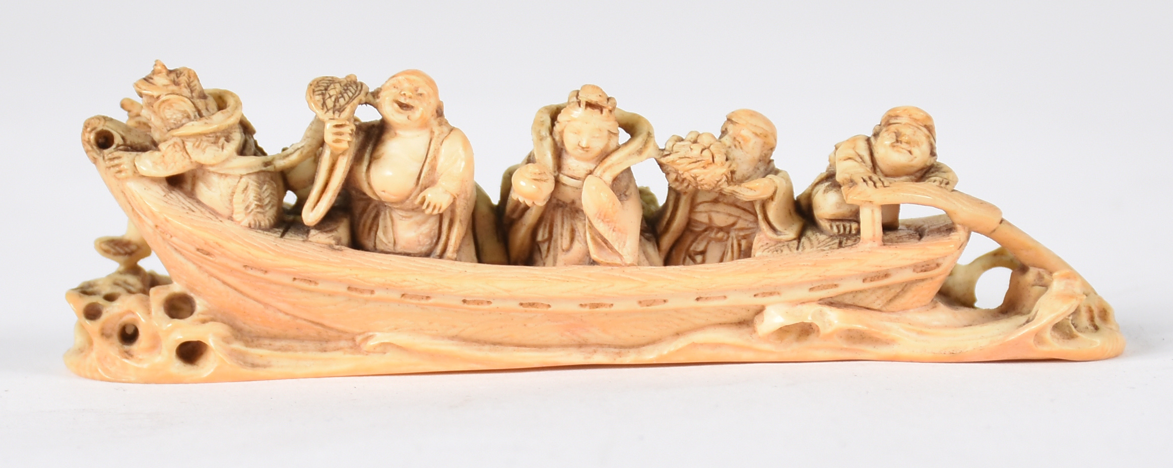 Três peças de marfim, sendo 2 placas e barco com figuras ( pequeno... - foto 3 de 6