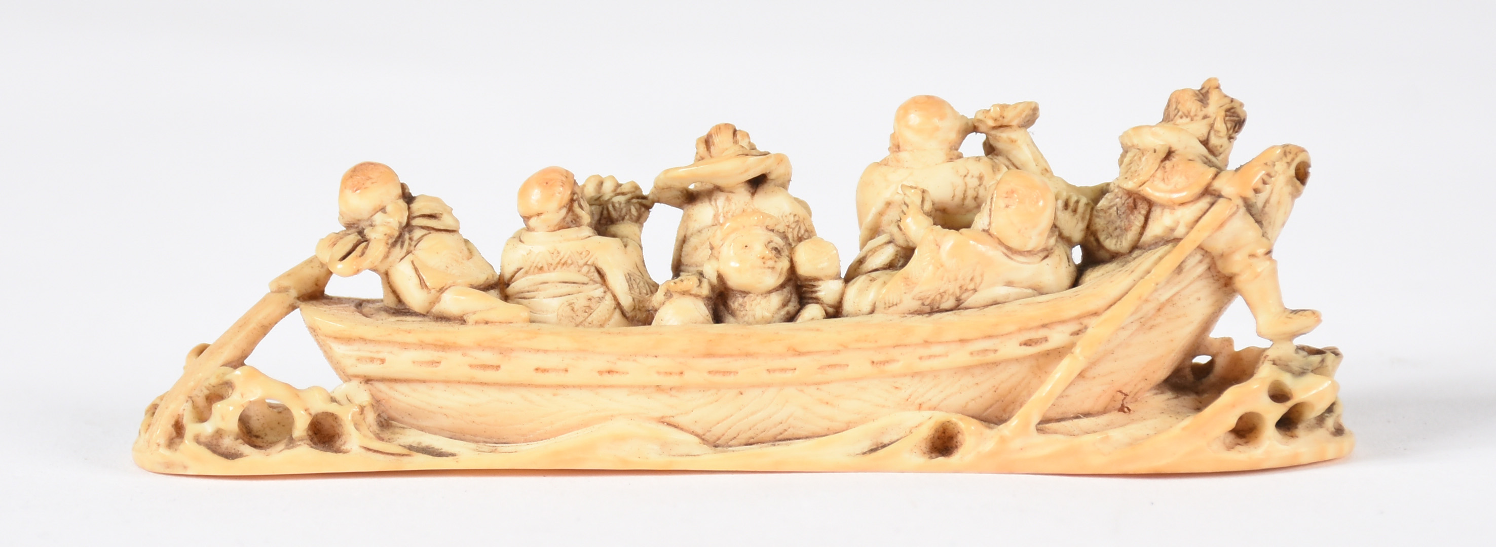 Três peças de marfim, sendo 2 placas e barco com figuras ( pequeno... - foto 4 de 6