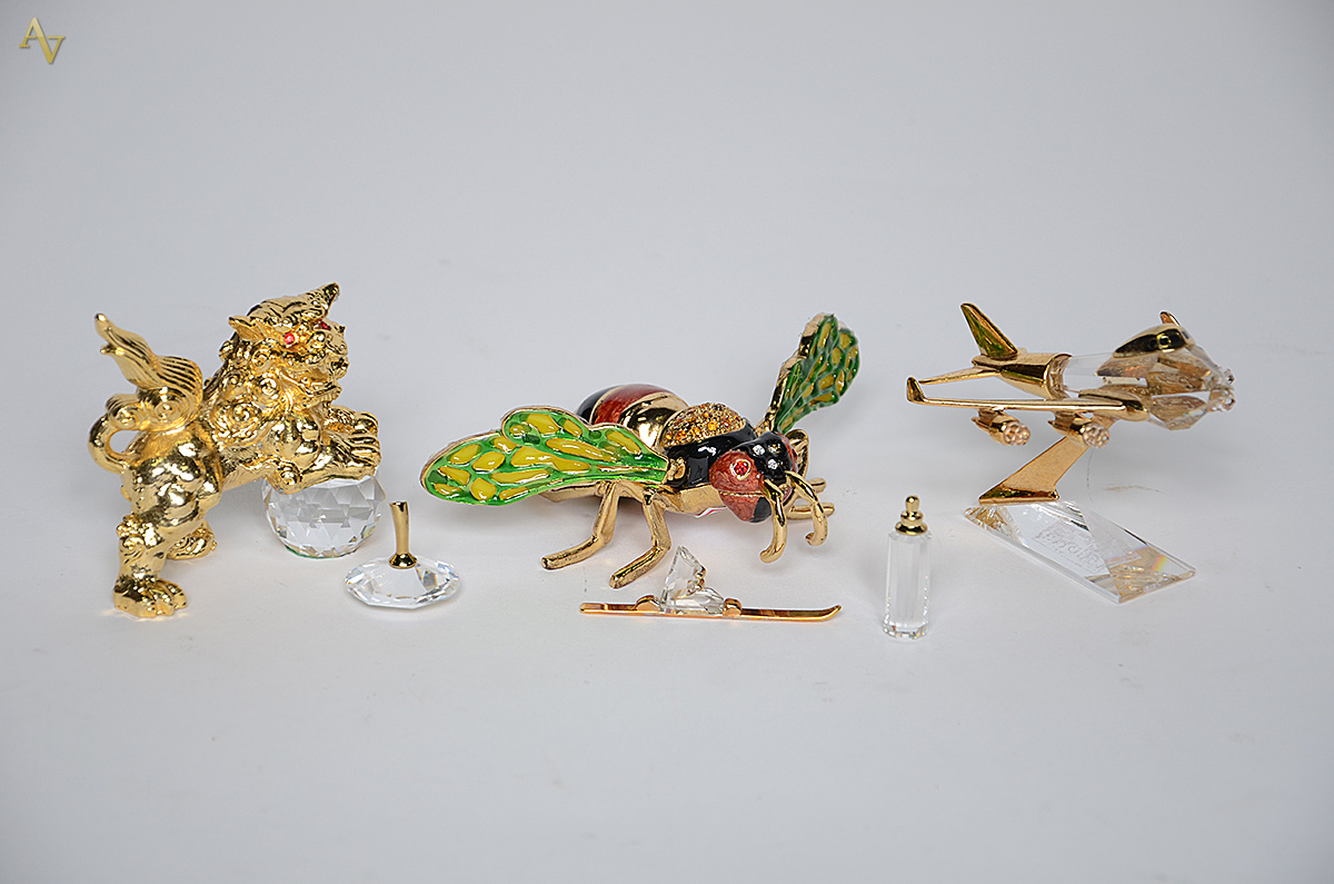 Diversas peças, sendo três miniaturas em forma de acessórios de...