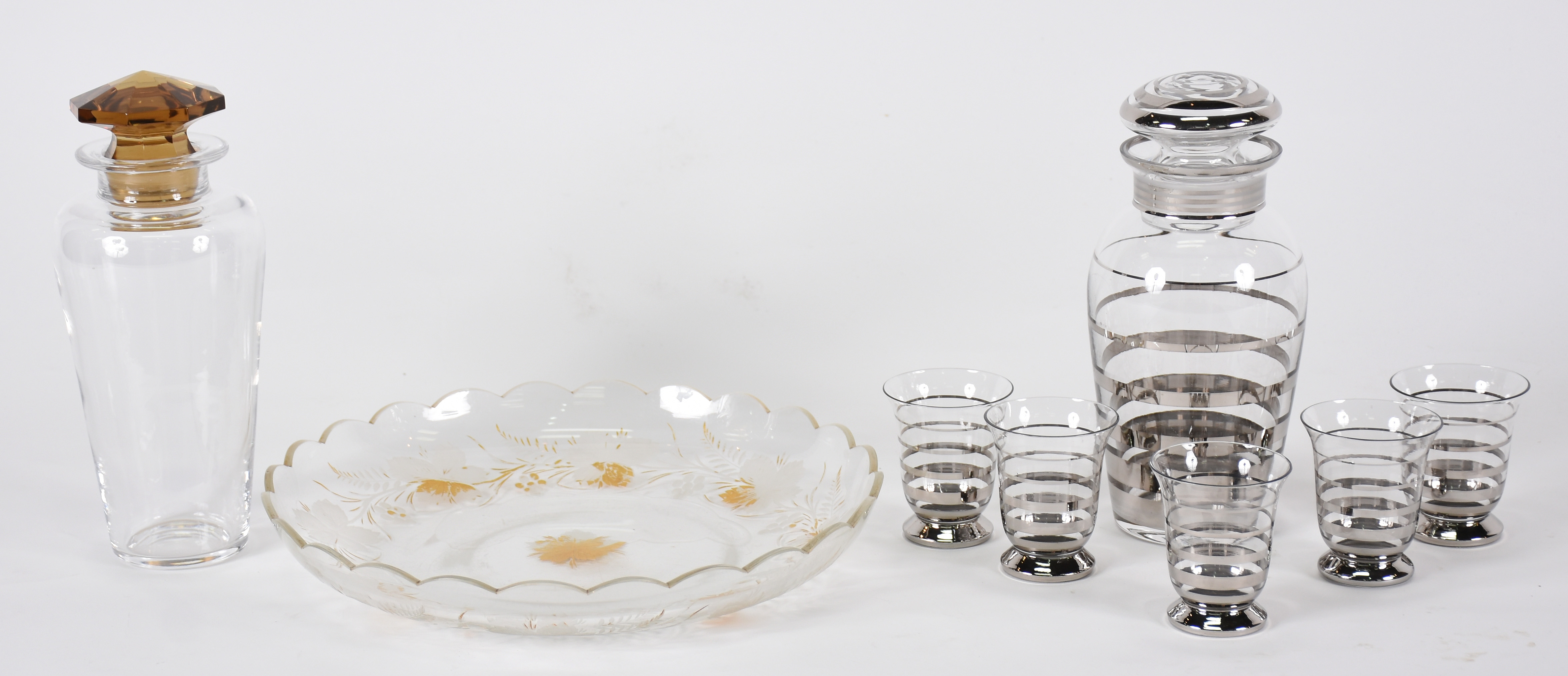 Três peças de cristal diversas sendo , prato com borda ondulada e 2... - foto 1 de 4