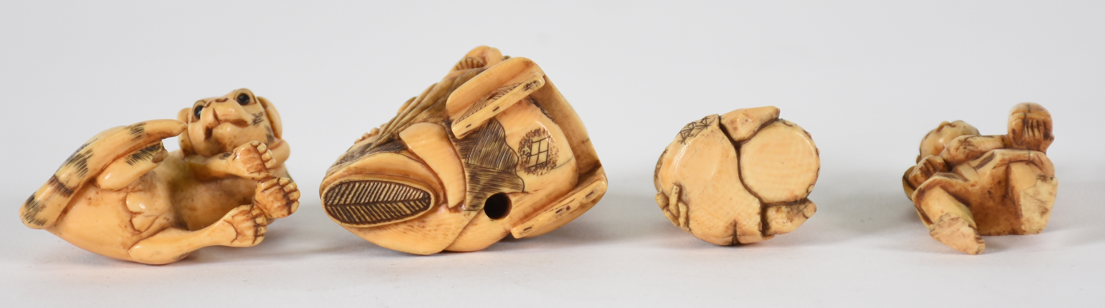 Quatro pequenas peças de marfim sendo, Netsuke e cachorro de marfim (... - foto 4 de 4