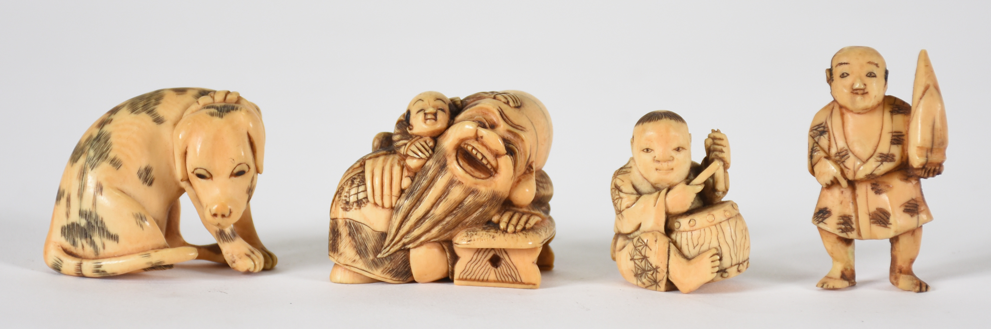 Quatro pequenas peças de marfim sendo, Netsuke e cachorro de marfim (... - foto 1 de 4