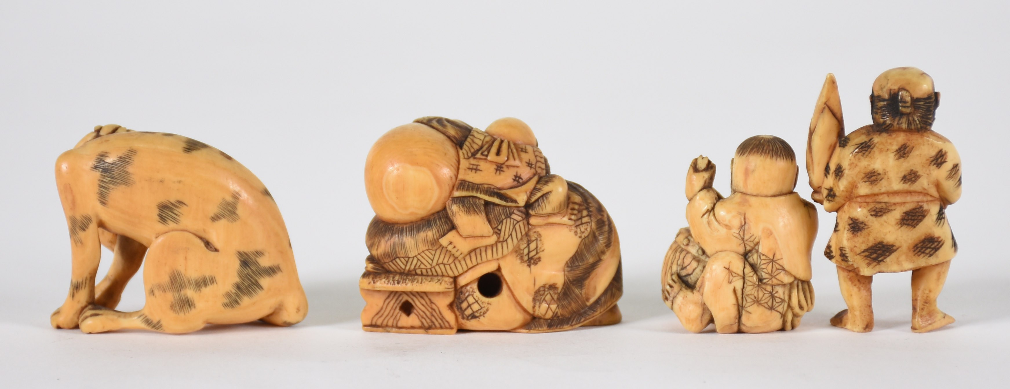 Quatro pequenas peças de marfim sendo, Netsuke e cachorro de marfim (... - foto 2 de 4