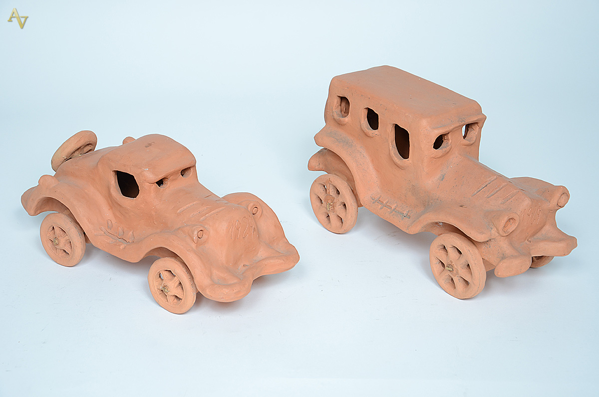 Arte popular: dois carros de barro cozido. Altura 16 cm e 21 cm. - foto 1 de 3