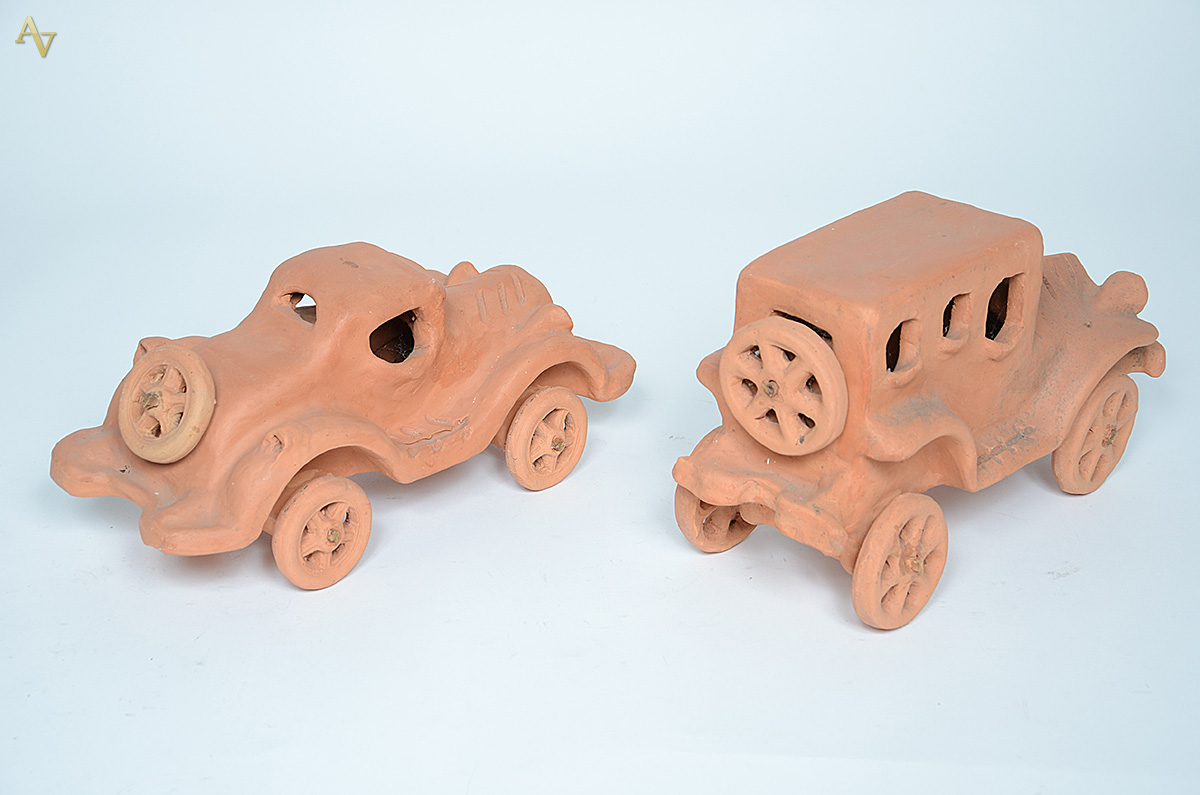 Arte popular: dois carros de barro cozido. Altura 16 cm e 21 cm. - foto 2 de 3