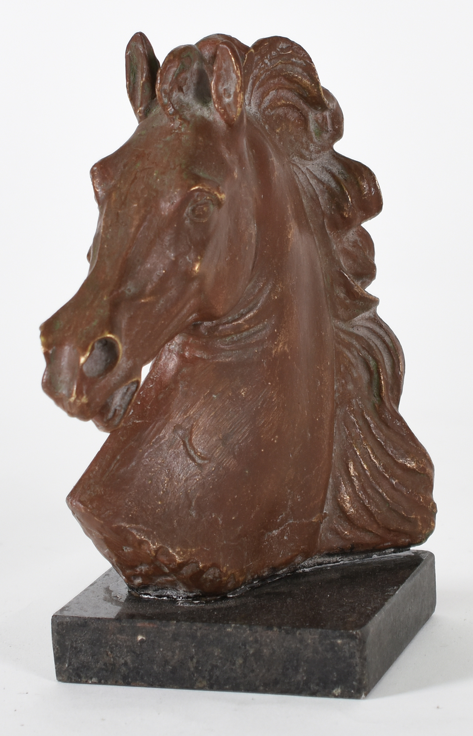 Escultura representando cabeça de cavalo assinada - foto 1 de 4