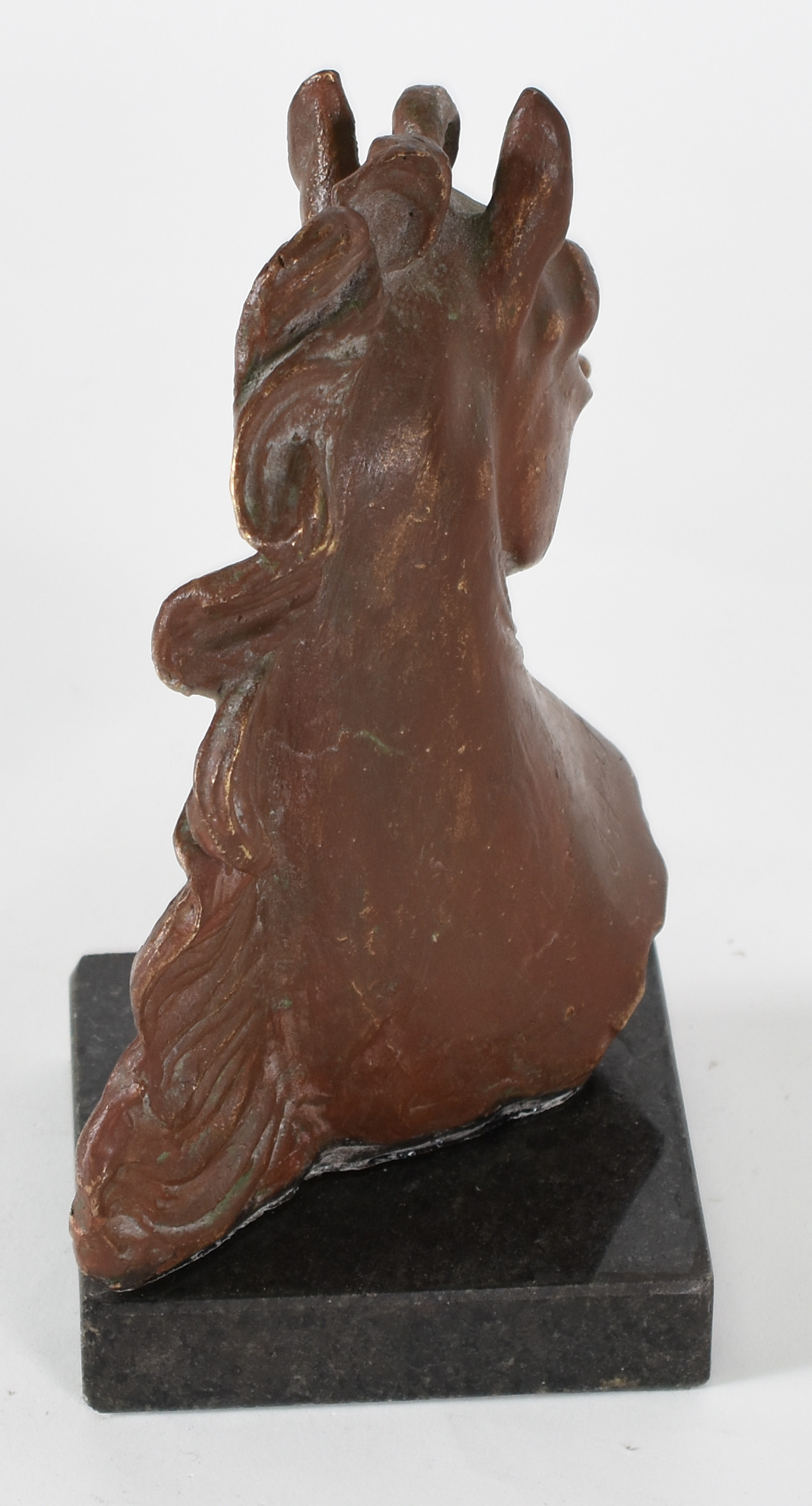 Escultura representando cabeça de cavalo assinada - foto 3 de 4