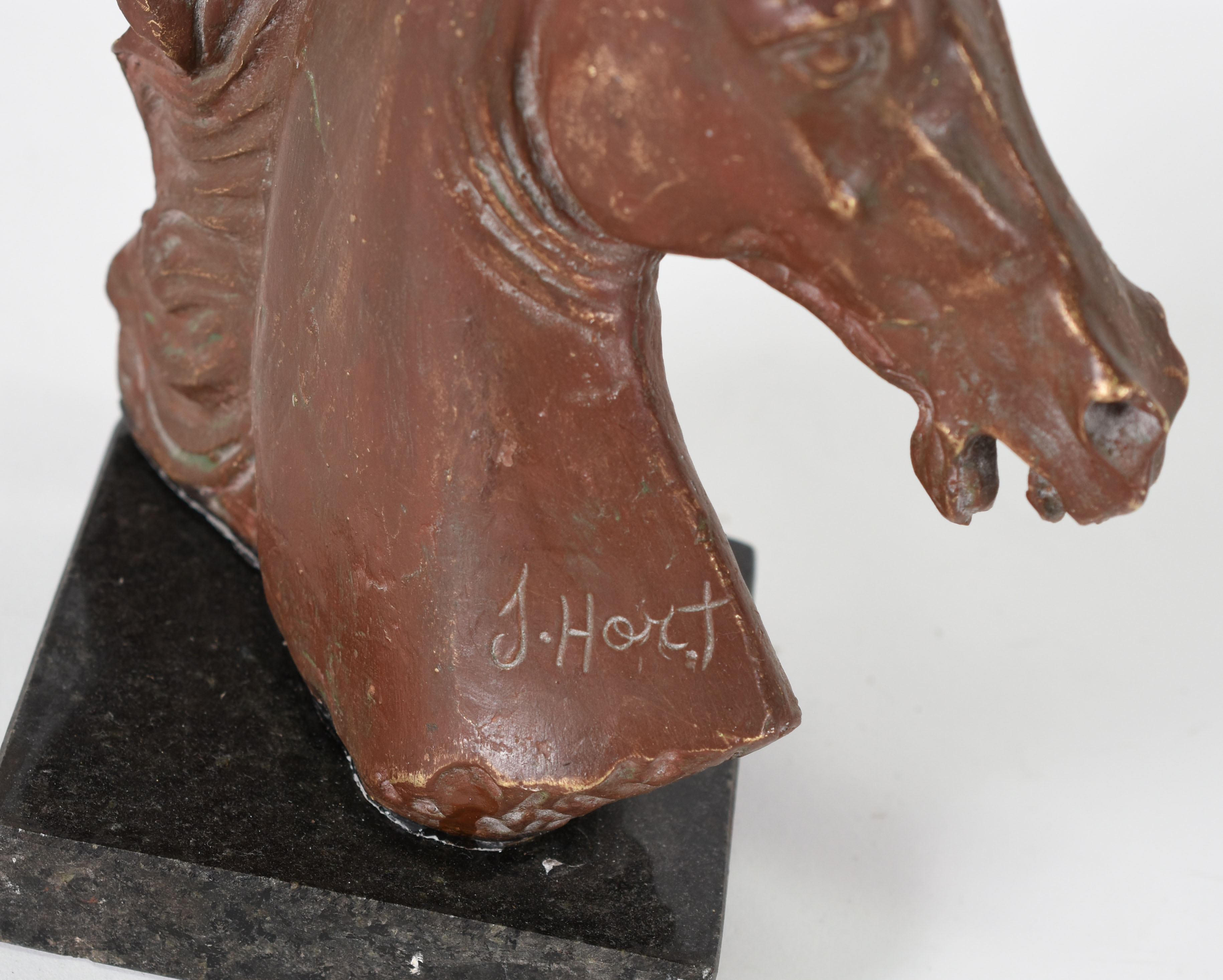 Escultura representando cabeça de cavalo assinada - foto 4 de 4