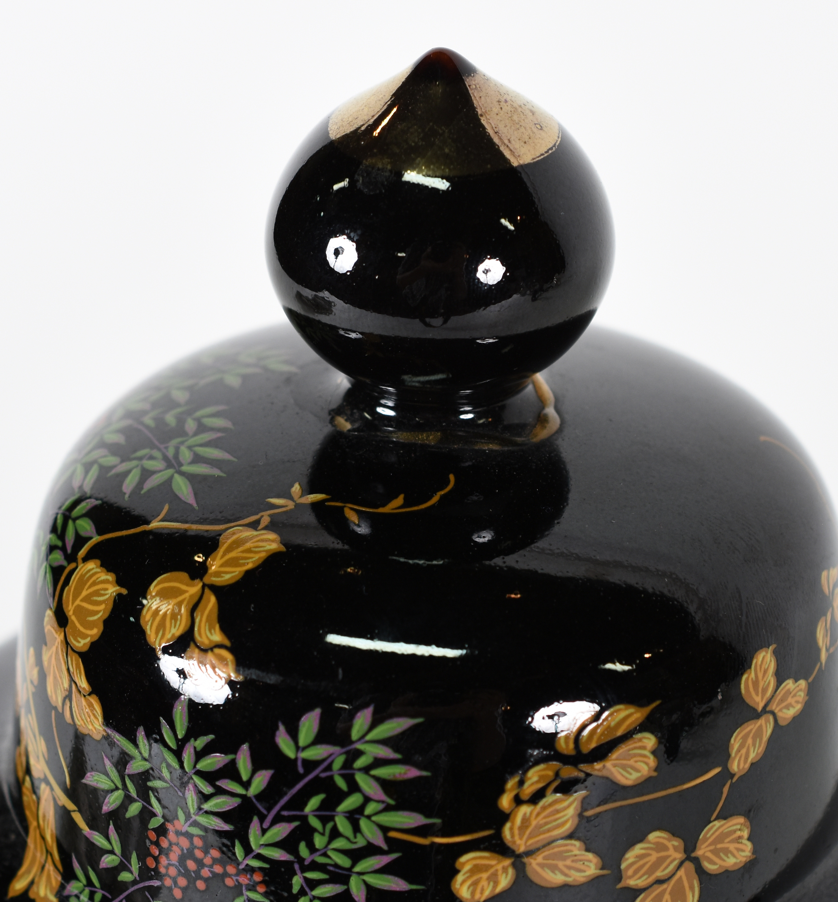 Potiche de porcelana oriental preto com flores douradas . - foto 2 de 4