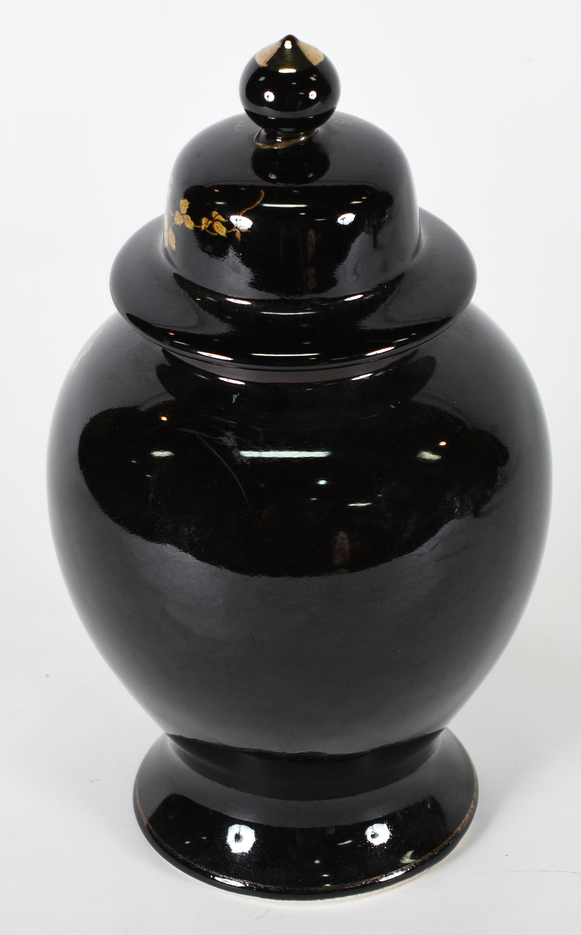 Potiche de porcelana oriental preto com flores douradas . - foto 3 de 4