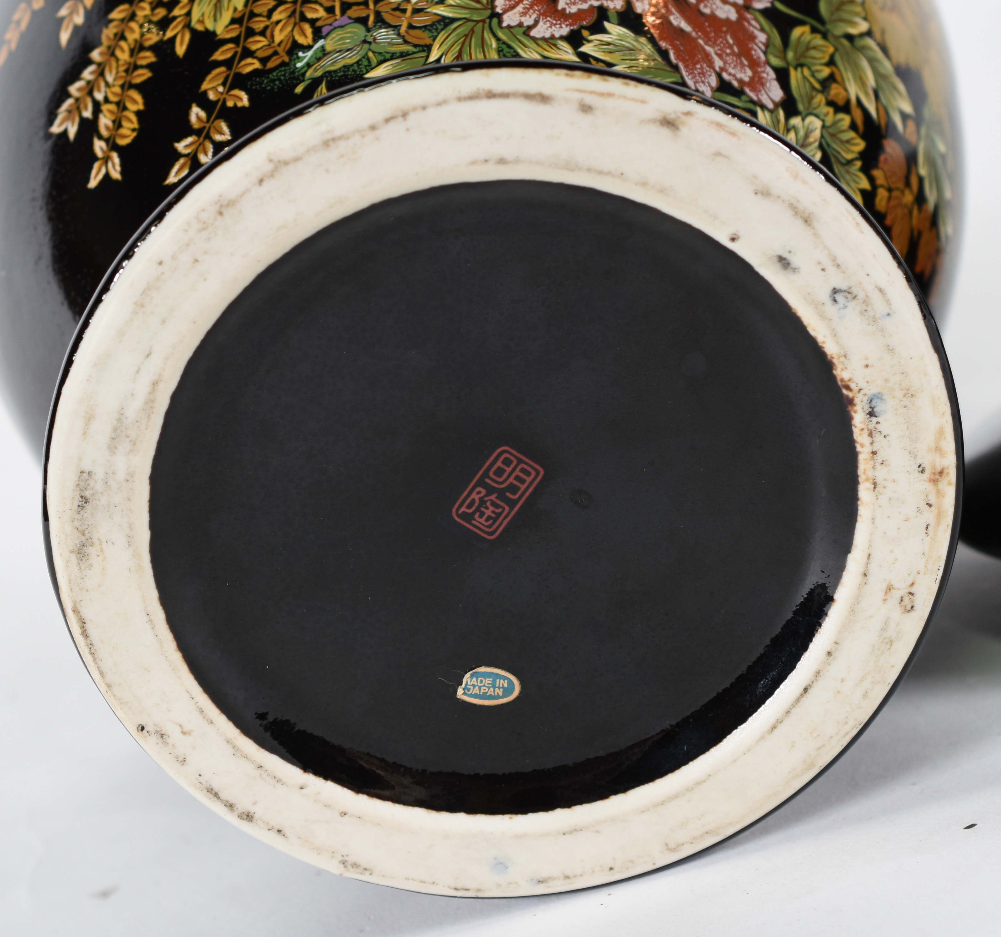 Potiche de porcelana oriental preto com flores douradas . - foto 4 de 4