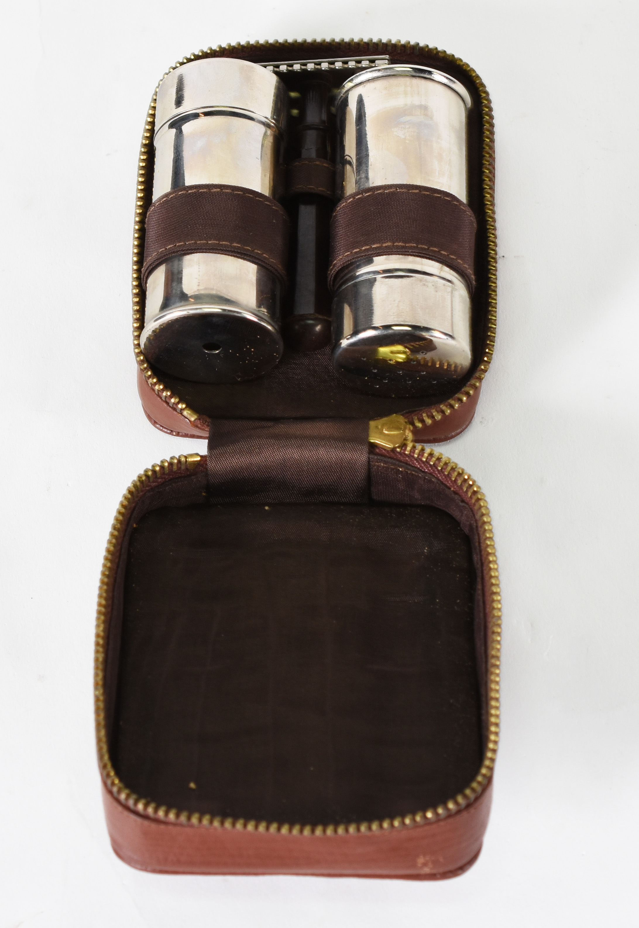 Conjunto de barba para viagem no estojo . - foto 1 de 5