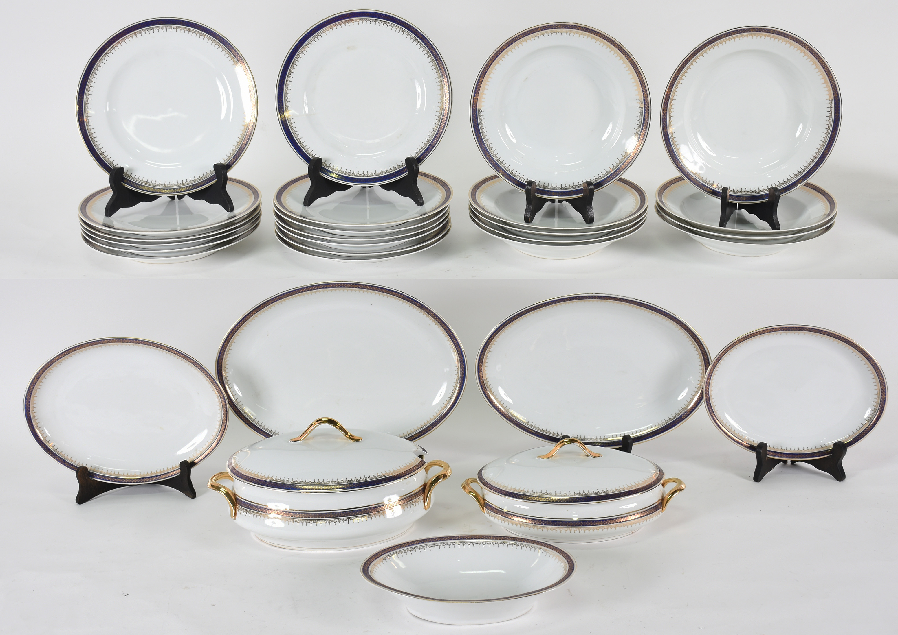 Aparelho de jantar de porcelana Czechoslovekia , composto de 12... - foto 1 de 6