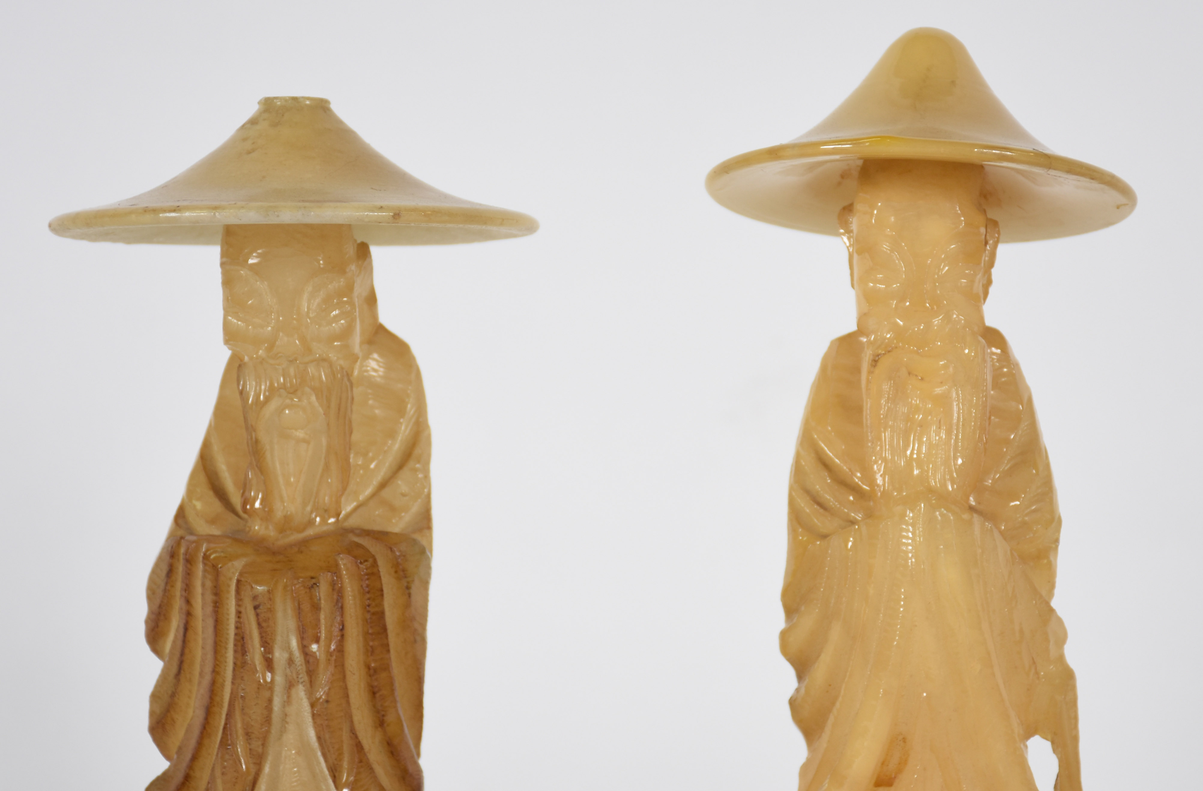 Par de figuras chinesas de alabastro com chapéu .( bicado no chapéu ) - foto 2 de 5