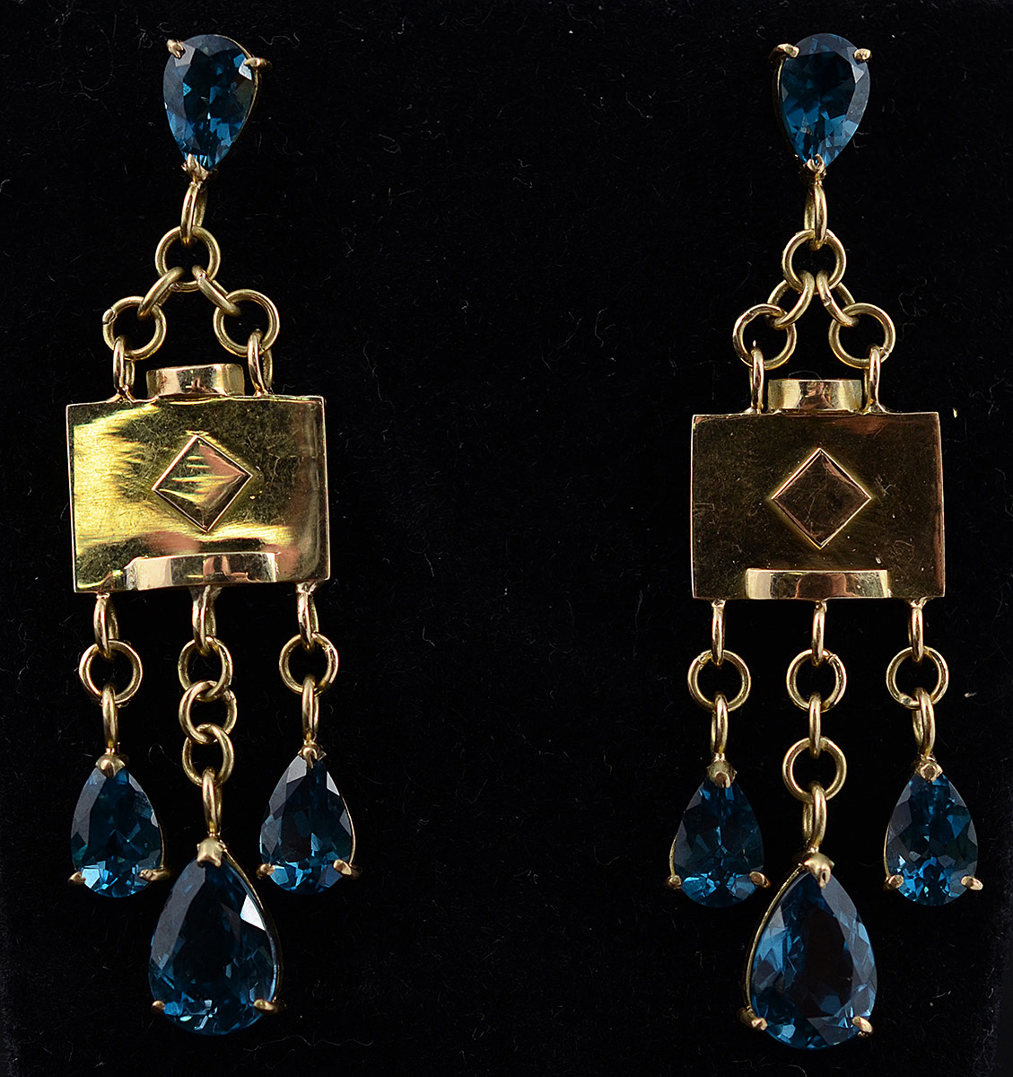 Par de brincos de ouro 18 k modelo oriental com pingentes de pedras...