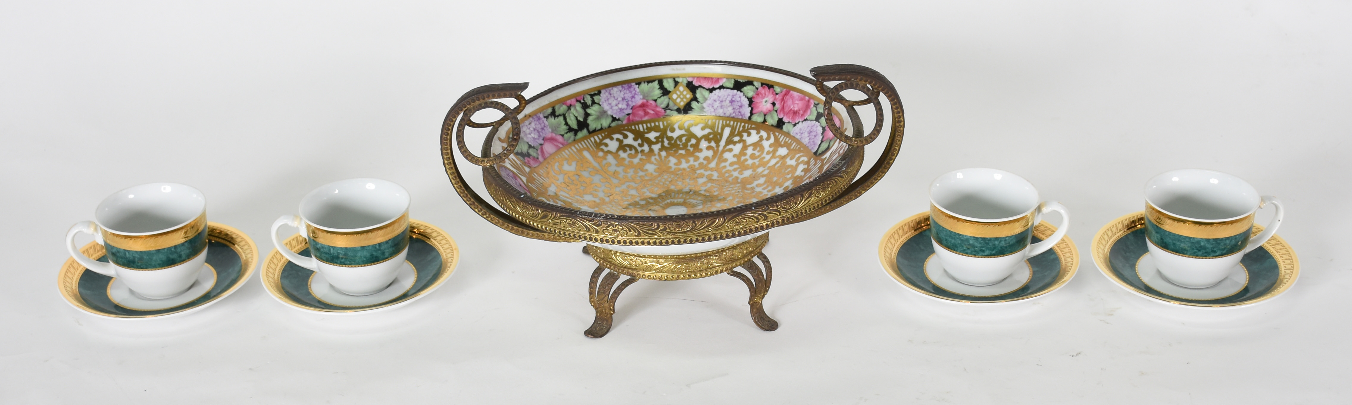 Diversas peças , sendo, fruteira de porcelana com flores em... - foto 1 de 4