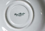 Diversas peças , sendo, fruteira de porcelana c... - Diversas peças , sendo, fruteira de porcelana com flores em policromia e dourado , armação de metal e 4 xícaras  para café com pires borda verde...