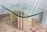 Mesa de jantar com tampo de cristal bisotado e ... - Mesa de jantar com tampo de cristal bisotado e base formada por duas colunas de mármore bege Bahia.