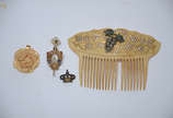 Diversas peças, sendo duas coroas para imagens ... - Diversas peças, sendo duas coroas para imagens (alturas 2,5 à 7 cm), pendente de marfim em forma de rosa (altura 4,5 cm), e adorno para cabelo (...