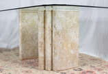 Mesa de jantar com tampo de cristal bisotado e ... - Mesa de jantar com tampo de cristal bisotado e base formada por duas colunas de mármore bege Bahia.