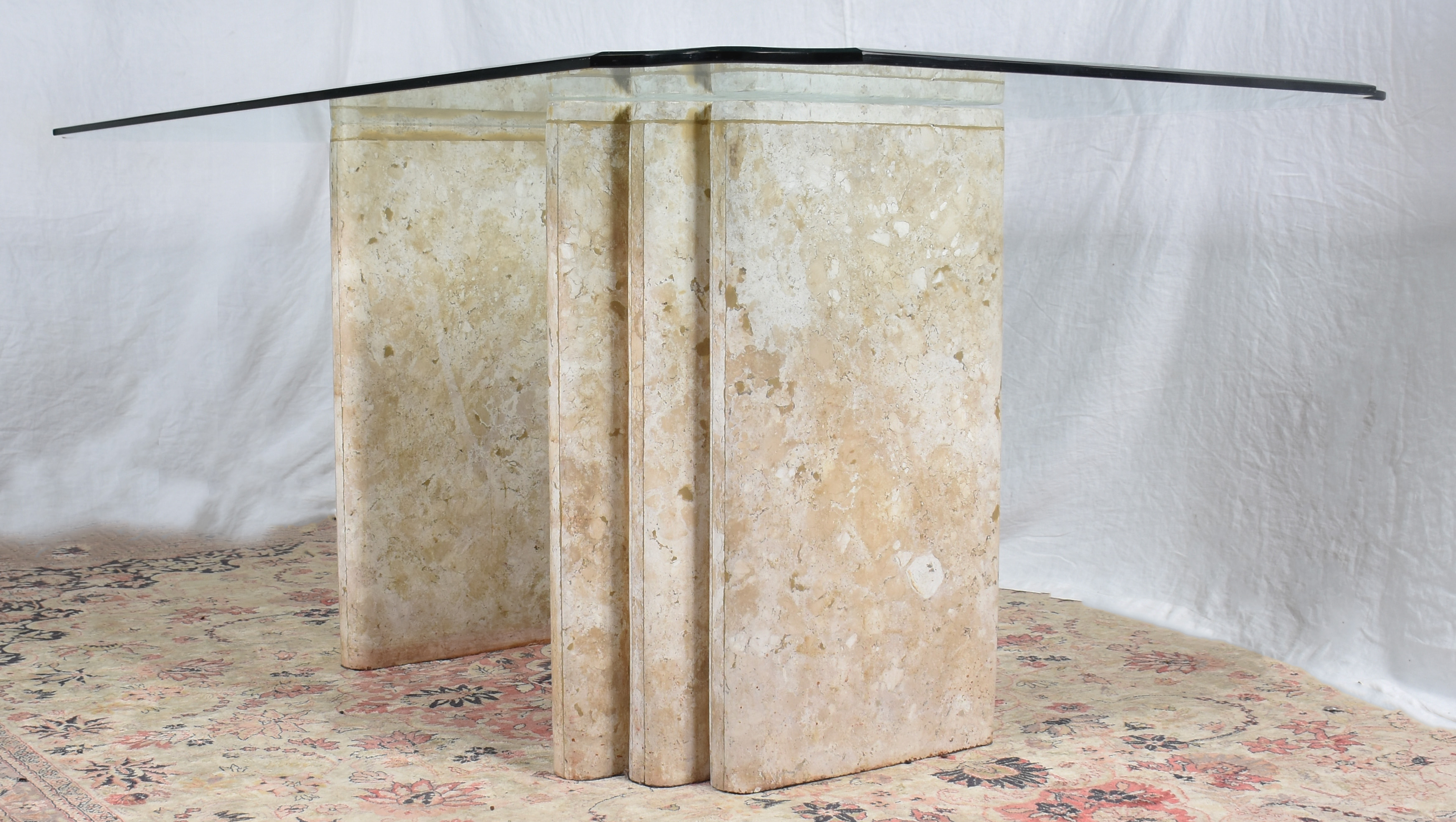 Mesa de jantar com tampo de cristal bisotado e base formada por duas... - foto 2 de 2