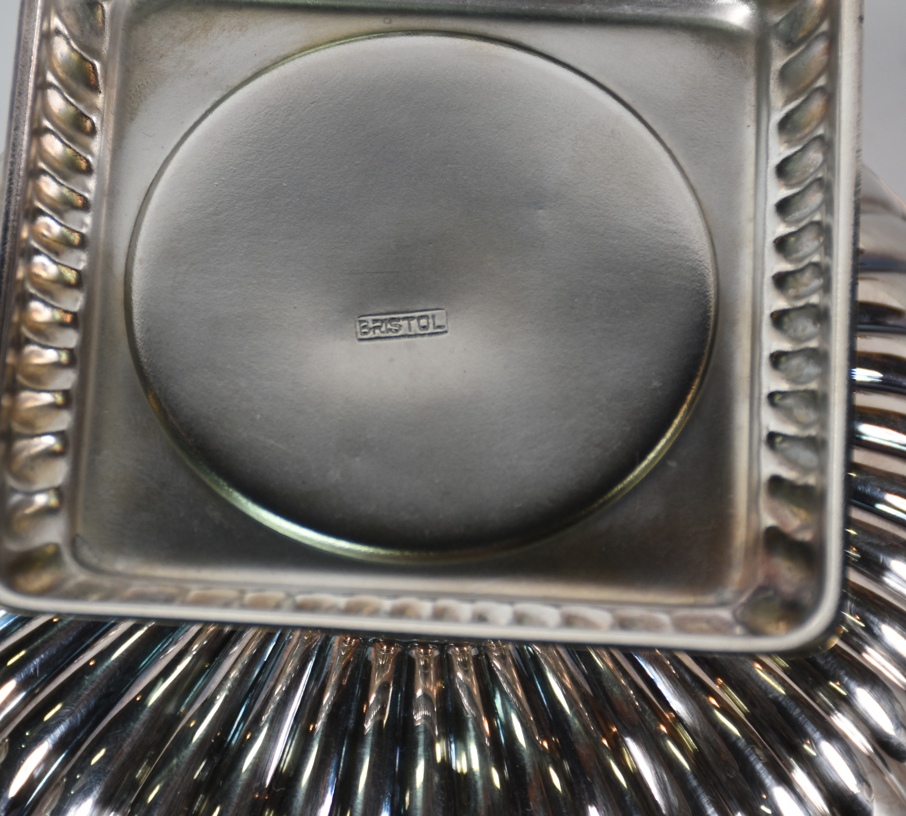 Quatro peças de metal prateado, sendo castiçal com manga de vidro... - foto 5 de 5